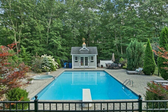 Foto del edificio - 8 Hemlock Ln