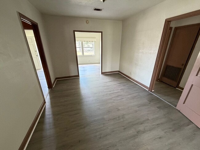 Building Photo - Charming 3 Bed, 1 Bath newly renovated home.