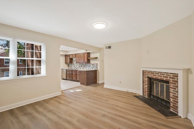 Building Photo - 2105 N Taft St