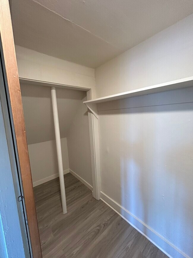 Building Photo - Studio Available Now in Inner Richmond!!