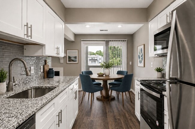 Building Photo - Lakeside Crossing at Eagle Creek Apartments and Townhomes