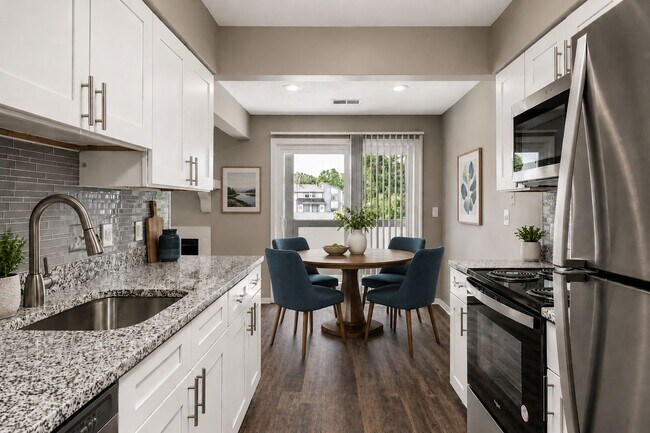 Foto del edificio - Lakeside Crossing at Eagle Creek Apartments and Townhomes