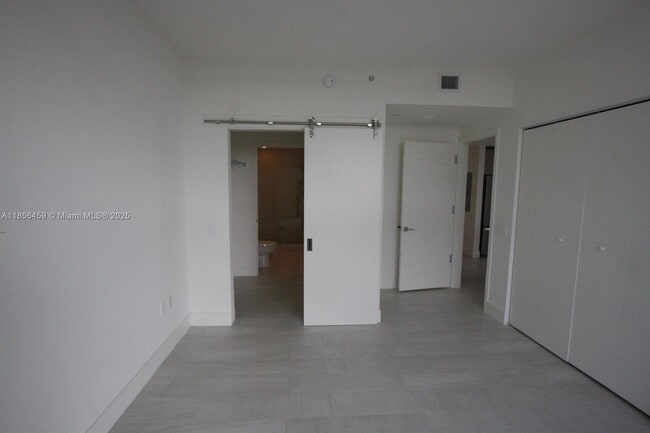 Foto del edificio - 2000 Metropica Wy