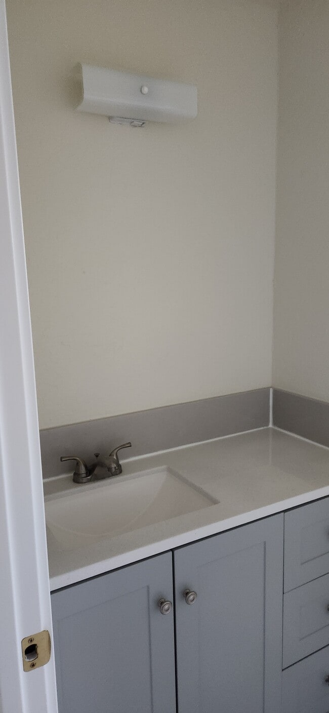 Building Photo - 800 Narregan St