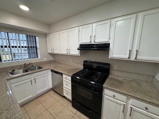 Building Photo - 514 E Valencia Ave