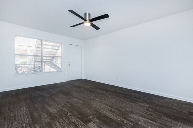 Interior Photo - University Gardens Manor