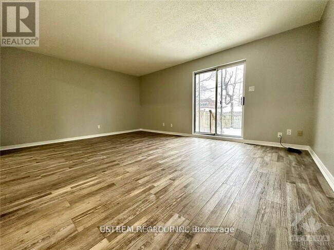 Photo du bâtiment - 1464 Baseline Rd