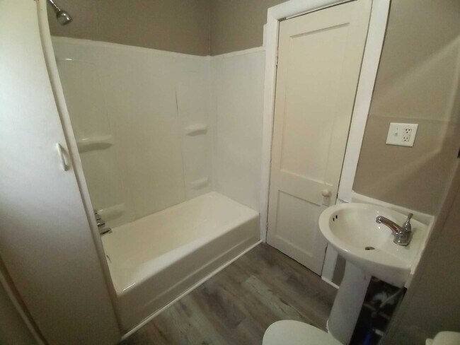 Building Photo - 924/926/928 W 5th - RE Integrity