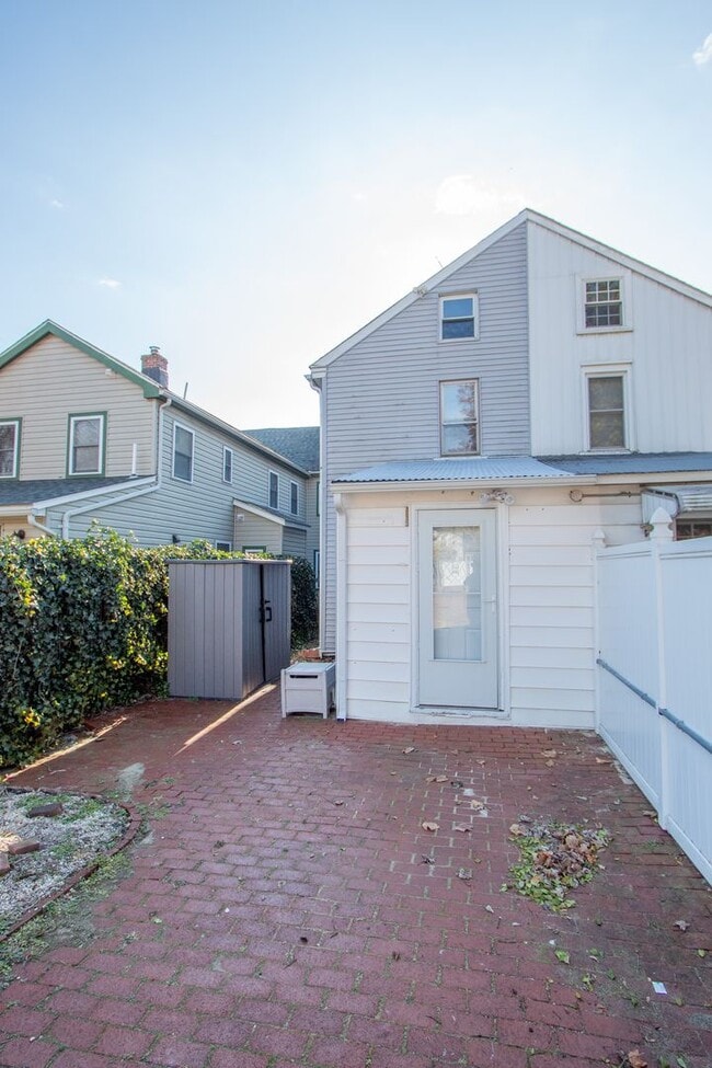 Foto del edificio - Wonderful Updated TownHouse in the Heart of Middletown - On Main St