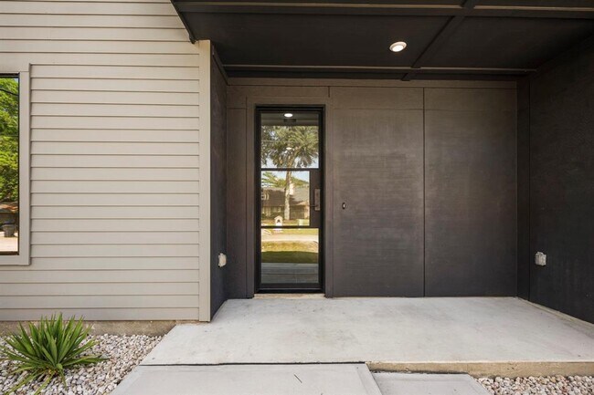 Building Photo - 10728 Twin Oak Dr