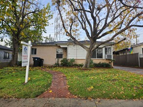 Building Photo - 931 N Screenland Dr