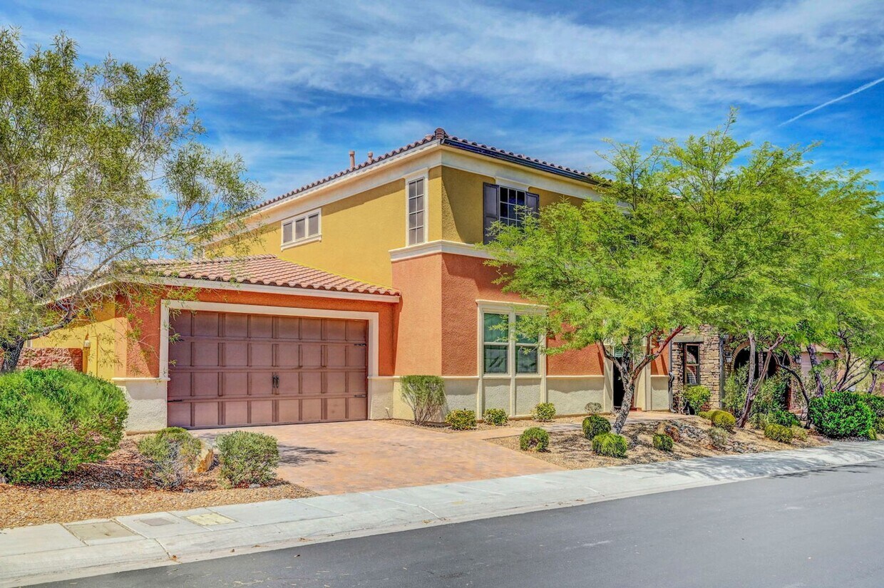 Foto principal - 4 bedroom home with 2 primary bedrooms! On...