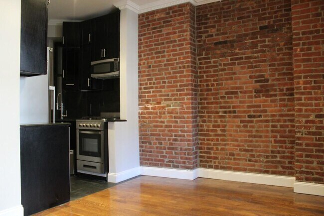 Building Photo - 724 10th Ave
