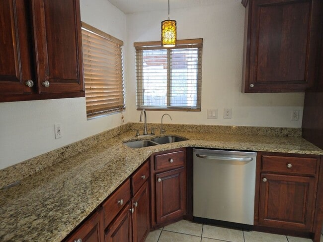 Foto del edificio - 4 Bedroom, 3 Bathroom! Lovely Home Coming ...