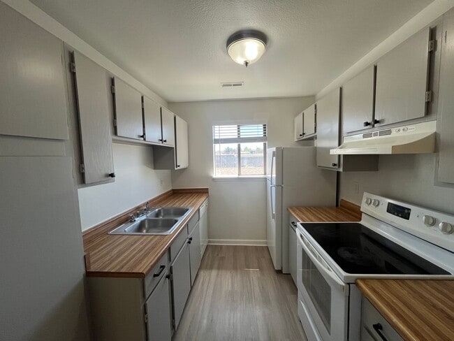 Building Photo - $500 OFF MOVE IN SPECIAL-  2BD/2BA with in unit washer/dryer