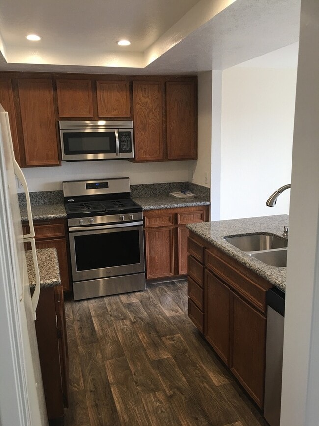 Building Photo - 3BD 3BA Split Level Condo located in Mission Valley