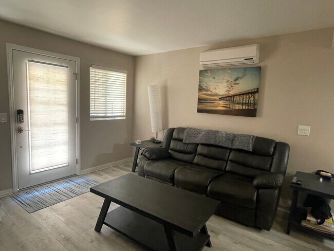 Building Photo - 2 Bedroom, 2 Bath Upgraded Condo in Claire...