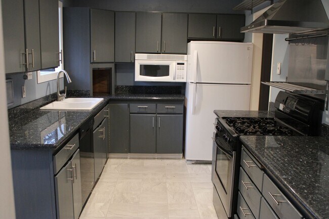 Foto del edificio - Charming 3 Bed 1 Bath House on tree lined ...