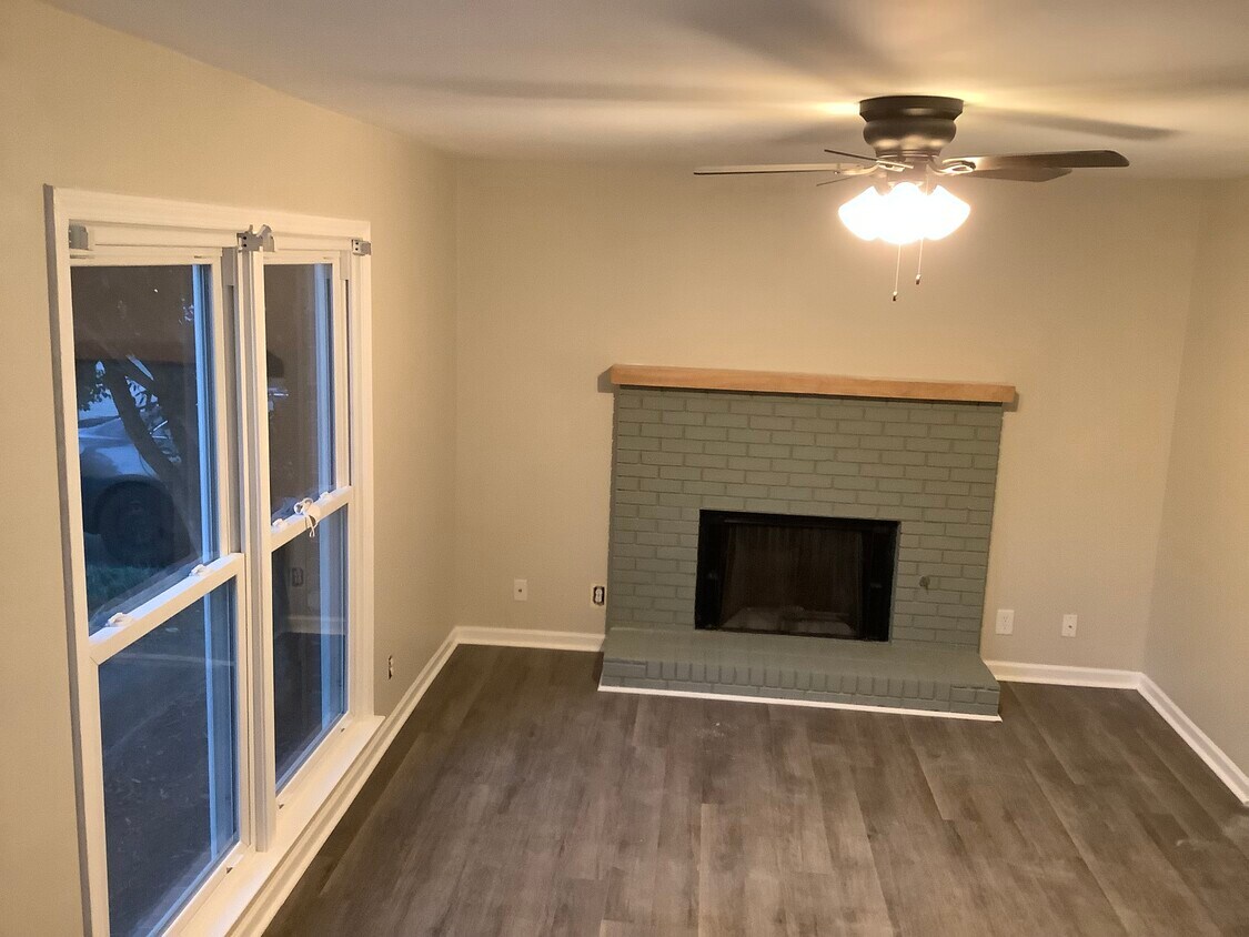 living room - 122 Windermere Cir
