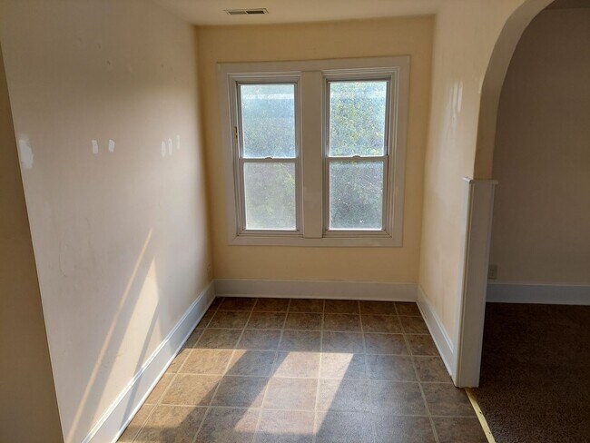 Building Photo - Location Location! Spacious 1 Bedroom + De...