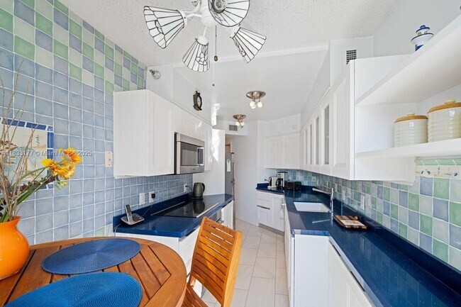 Foto del edificio - 3610 Yacht Club Dr