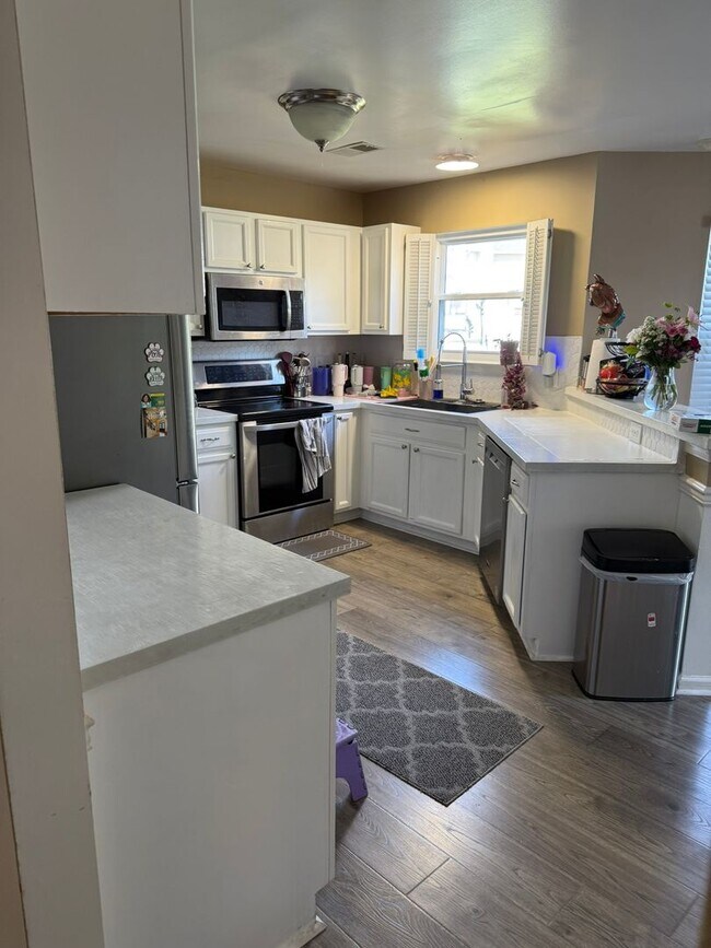 Building Photo - Beautiful 4 bedroom house in a great schoo...