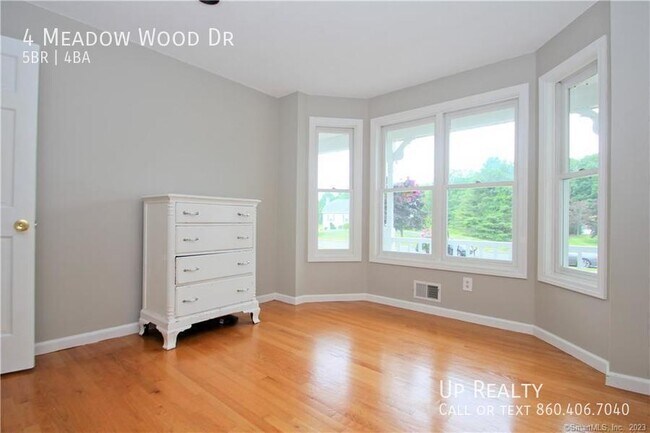 Building Photo - 4 Meadow Wood Dr