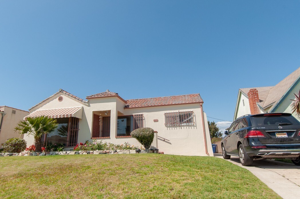 Primary Photo - Stunning Single family house