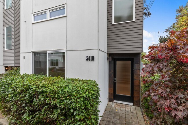 Building Photo - Stunning 3BR/2BA home in Seattle’s Magnolia Neighborhood