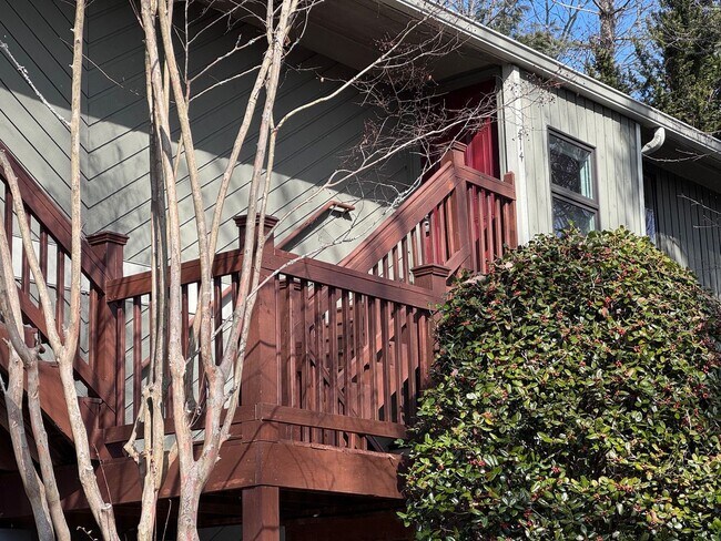 Foto del edificio - Central AVL Condo - Huge Deck, Views and Community Pool