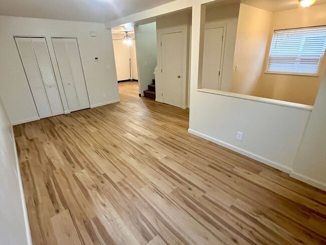 Foto del edificio - Updated Cully Neighborhood 3 Bedroom Townhome with Hardwoods, Fully Fenced Yard