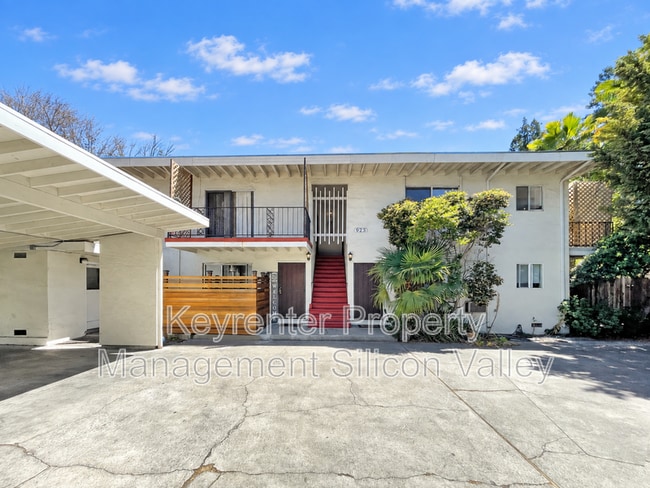 Building Photo - 923 Ravenscourt Ave