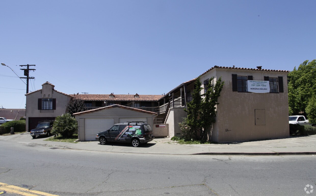 Primary Photo - 553 Wallace Ave