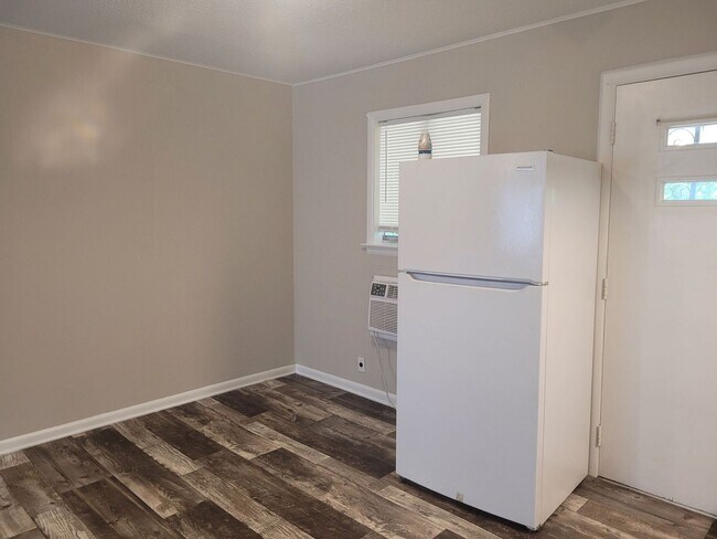 Building Photo - 1 Bedroom 1 Bathroom Apartment near Hamilt...