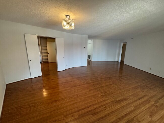 Foto del edificio - 1600 N Oak St