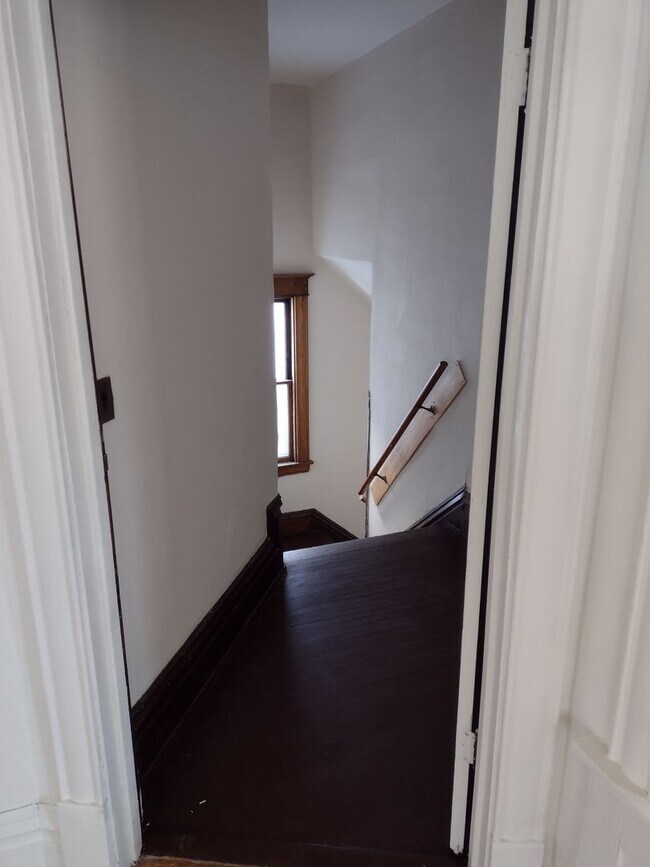 Building Photo - Terrific 3 bed 1 bath home