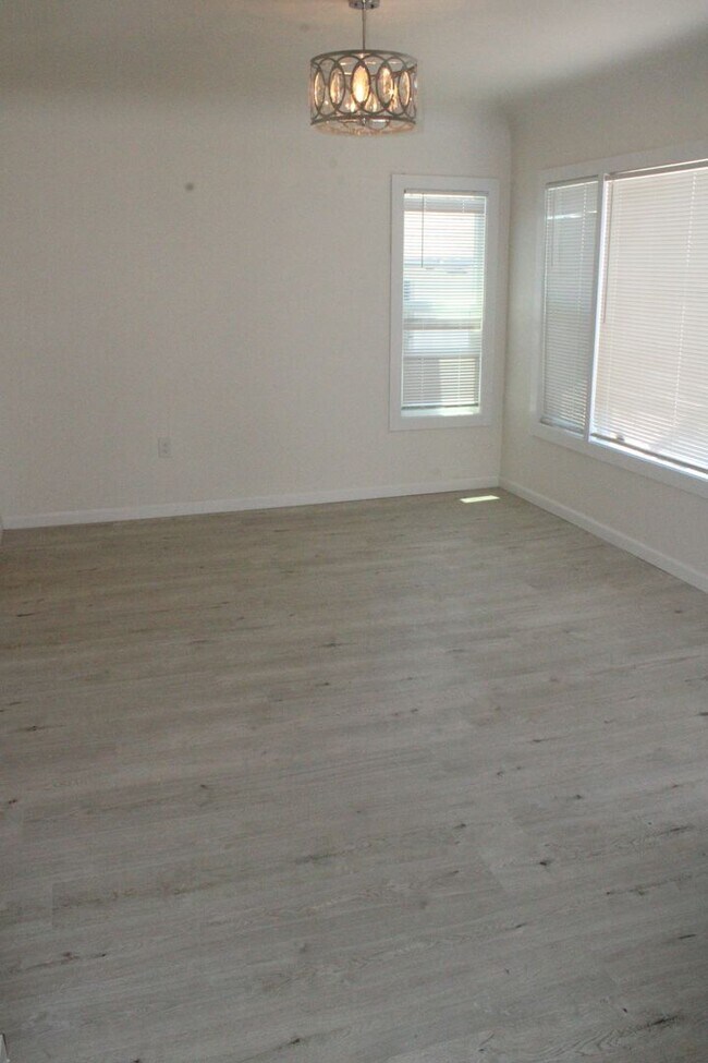 Building Photo - Three Bedroom, 1 1/2 Bathroom Single Famil...