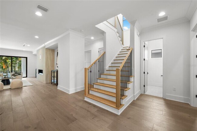 Building Photo - 5024 W Dickens Ave