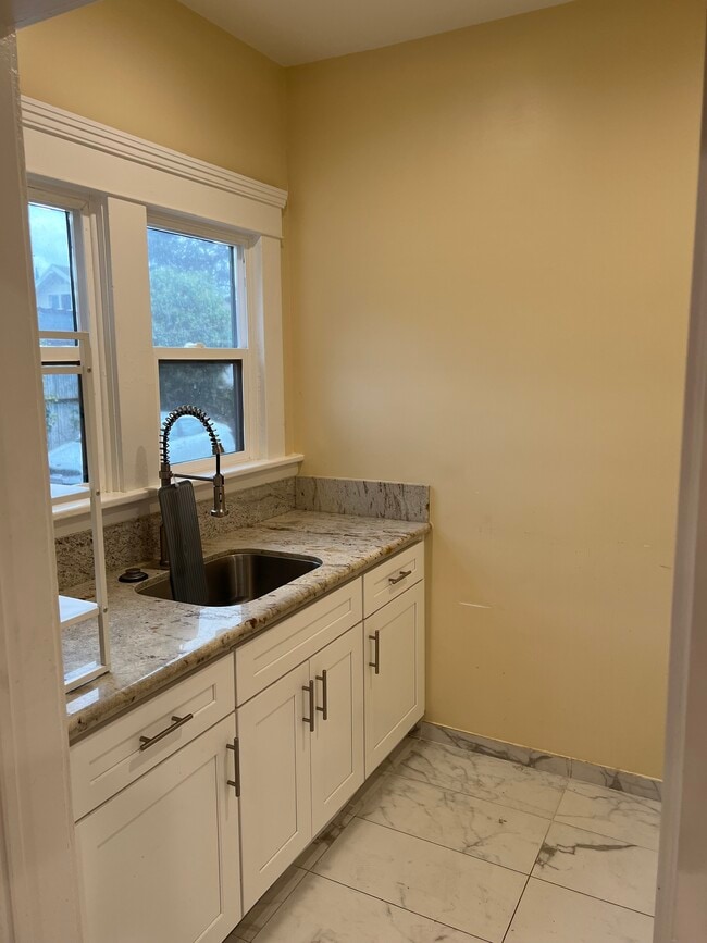 Building Photo - 614 Central S Ave