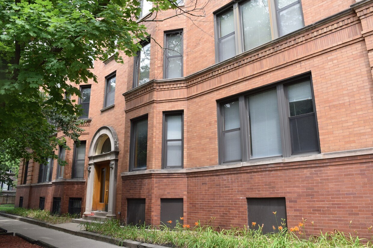 1514 W Cornelia Ave Unit 3, Chicago, IL 60657 Apartments at 1514 W