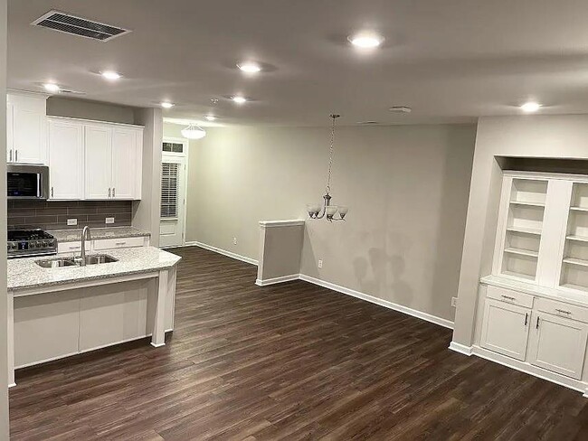 Foto del edificio - 1366 Elderwood Way