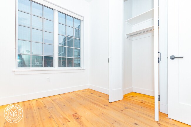 Building Photo - 271 Metropolitan Ave