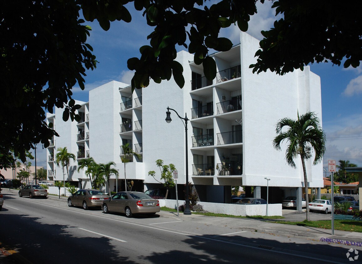 Building Photo - 2461 Coral Way