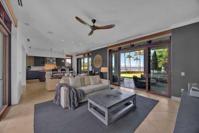 Foto del edificio - Luxury 3-Bed Condo at Coconut Grove. Ocean...