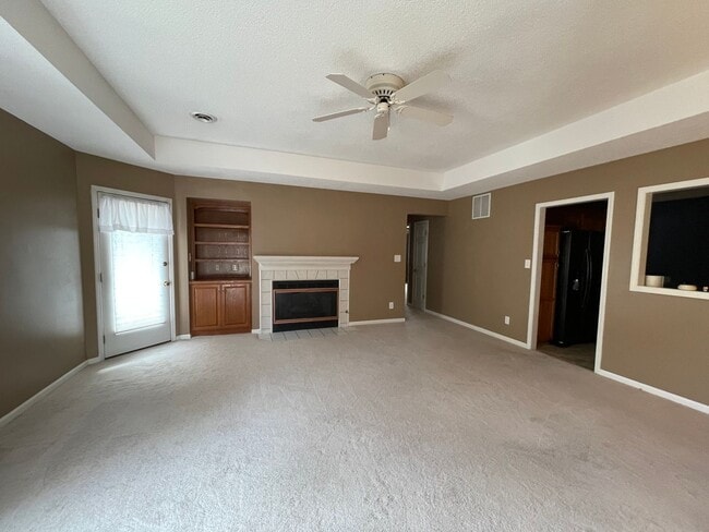 Building Photo - CUTE TOWN HOME ON WEST SIDE! FENCED IN YARD!