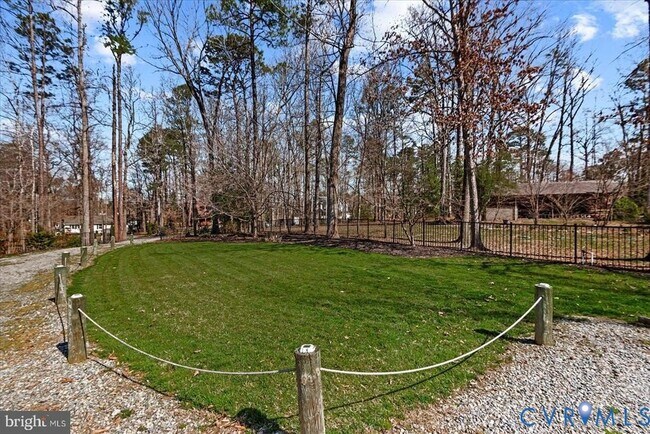 Building Photo - 686 Lake Caroline Dr