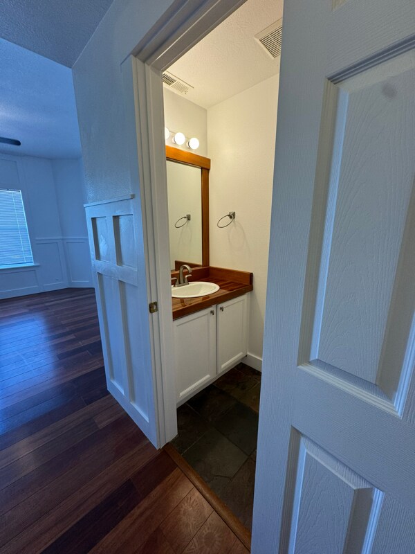 Foto del edificio - 159 Flowerfield Dr
