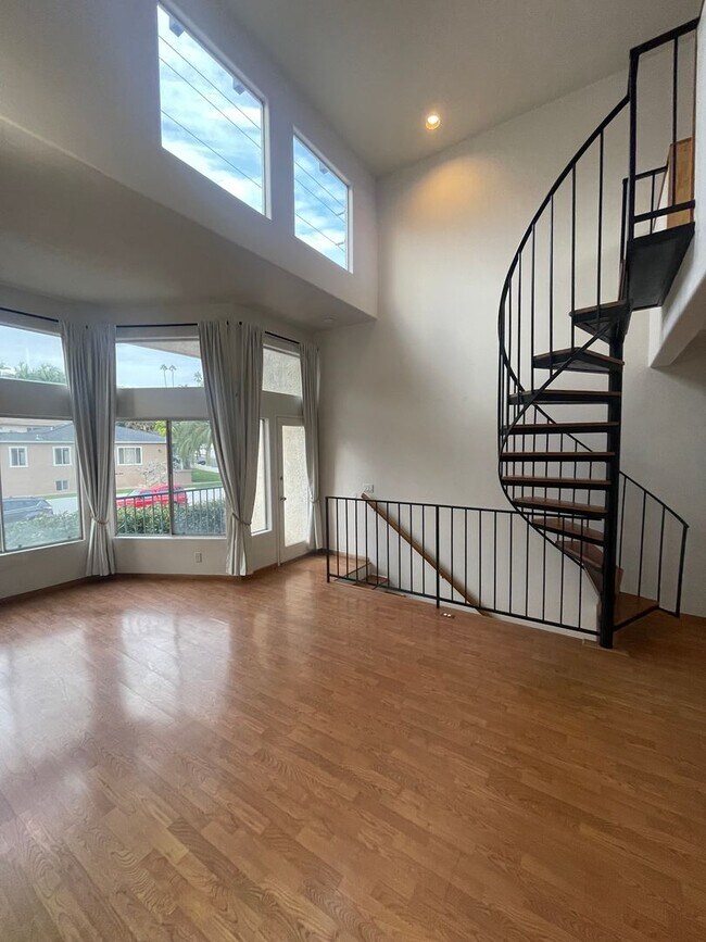 Building Photo - Point Loma 3 Bedroom 2 1/2 Bath Loft Style Townhome