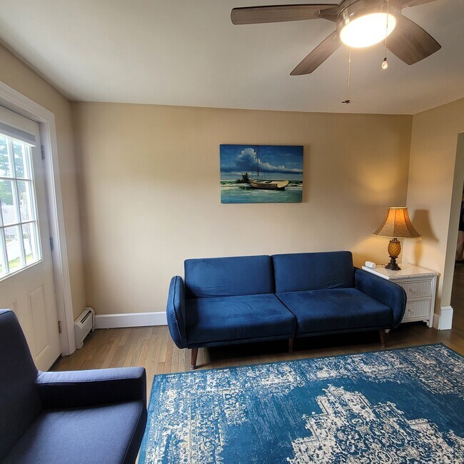 Amplia sala de estar - 1235 Gardners Neck Rd