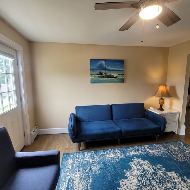 Spacious living room - 1235 Gardners Neck Rd